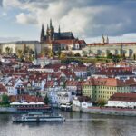 קו הרקיע של פראג על רקע מצודת פראג